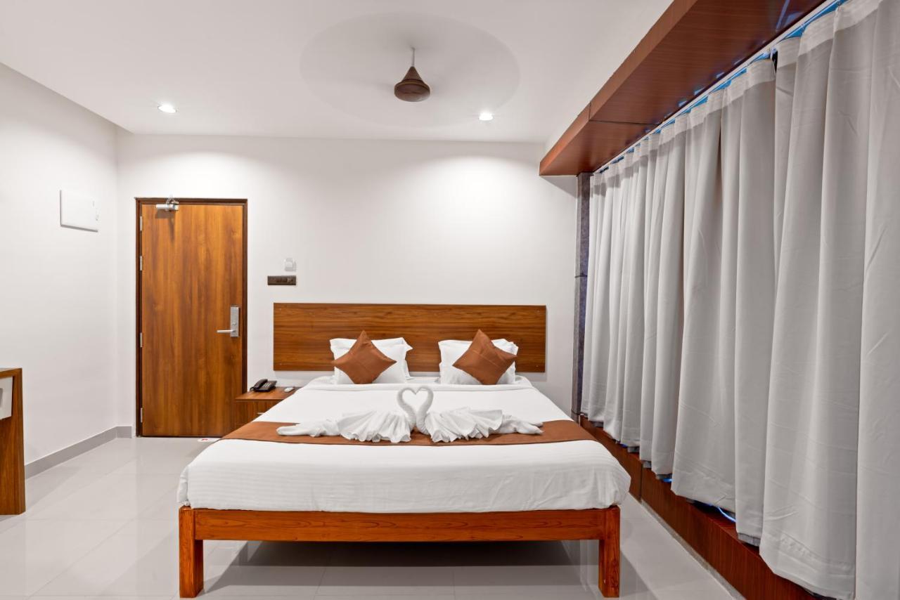 The Elite Hotel Хайдарабад Экстерьер фото